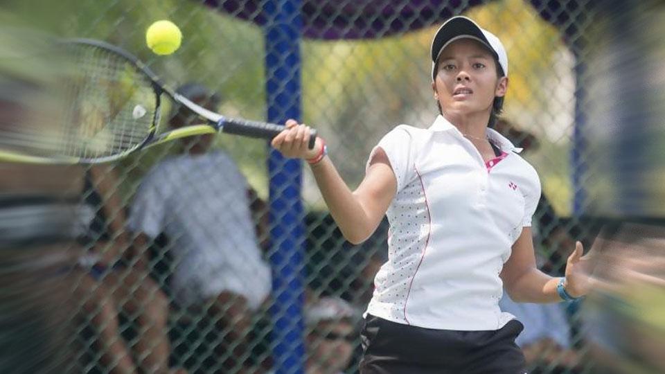 Petenis Indonesia Deria Nur Haliza berusaha memukul bola Tenis, terkahir posting di akun Twitter pada 29 September 2016. - INDOSPORT
